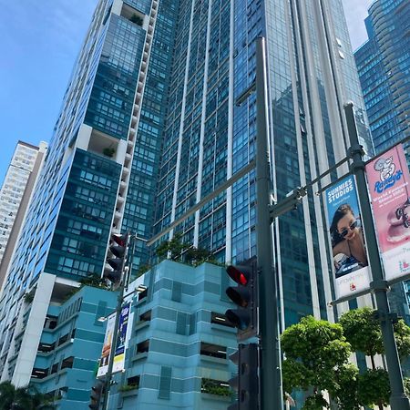 1 Bedroom Uptown Bgc Across Uptown Mall 马尼拉 外观 照片