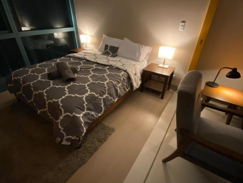 1 Bedroom Uptown Bgc Across Uptown Mall 马尼拉 外观 照片
