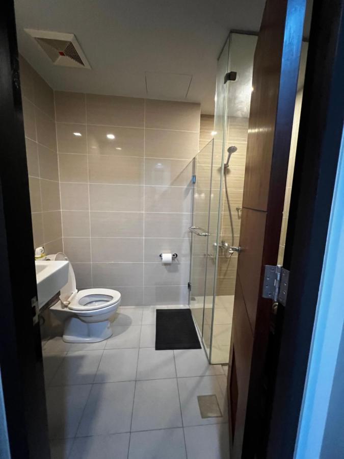 1 Bedroom Uptown Bgc Across Uptown Mall 马尼拉 外观 照片