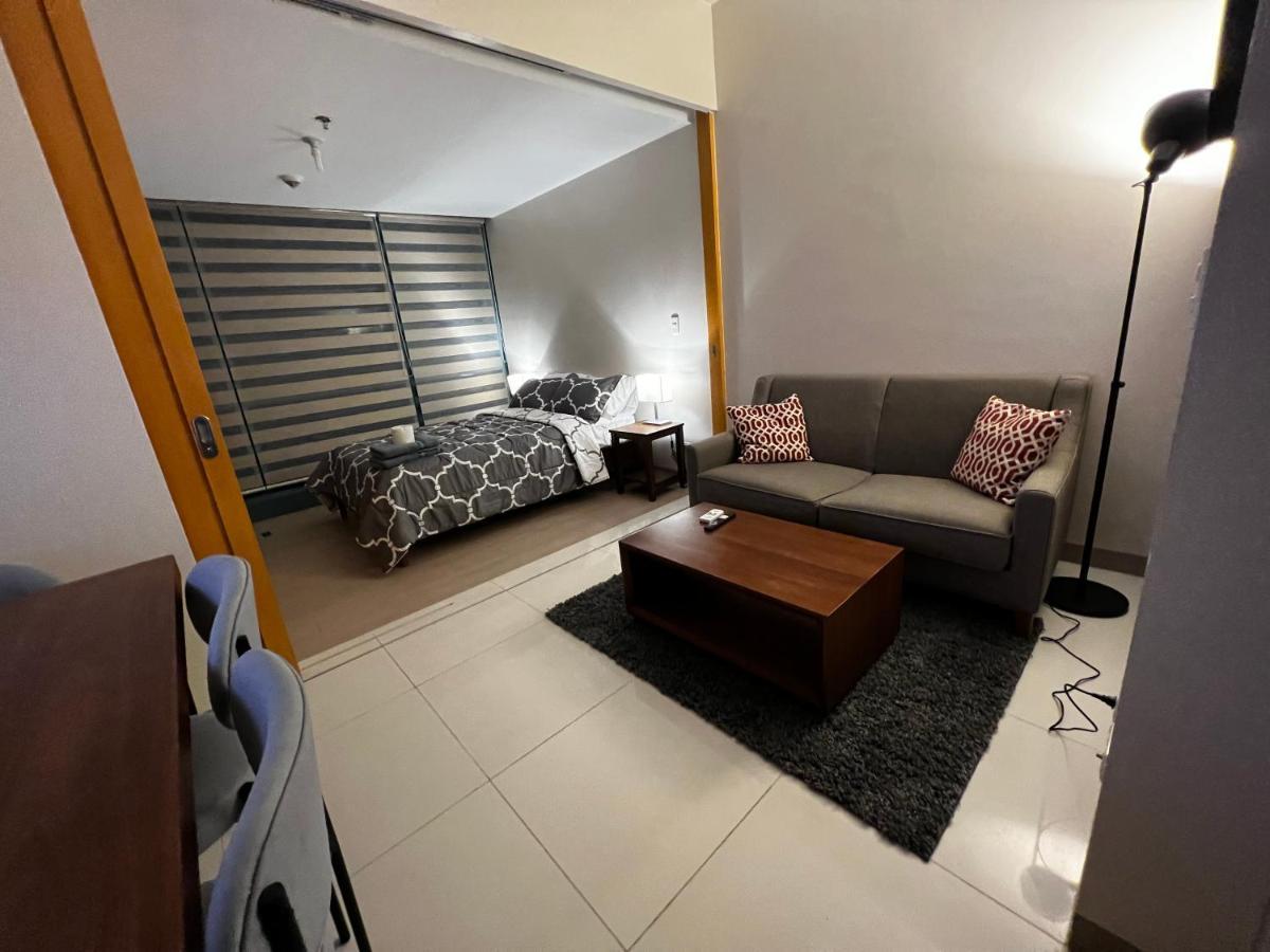1 Bedroom Uptown Bgc Across Uptown Mall 马尼拉 外观 照片