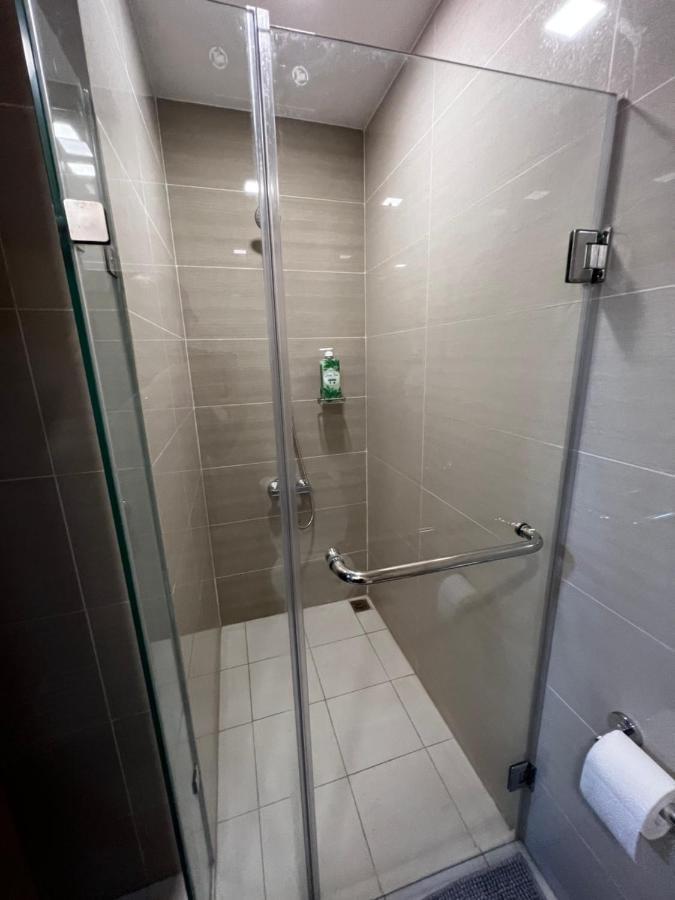 1 Bedroom Uptown Bgc Across Uptown Mall 马尼拉 外观 照片
