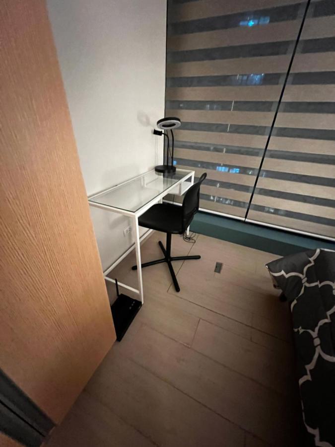 1 Bedroom Uptown Bgc Across Uptown Mall 马尼拉 外观 照片
