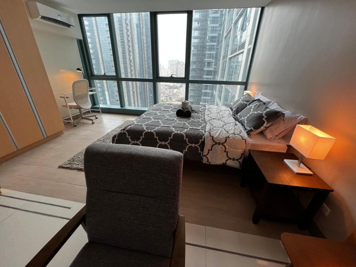 1 Bedroom Uptown Bgc Across Uptown Mall 马尼拉 外观 照片