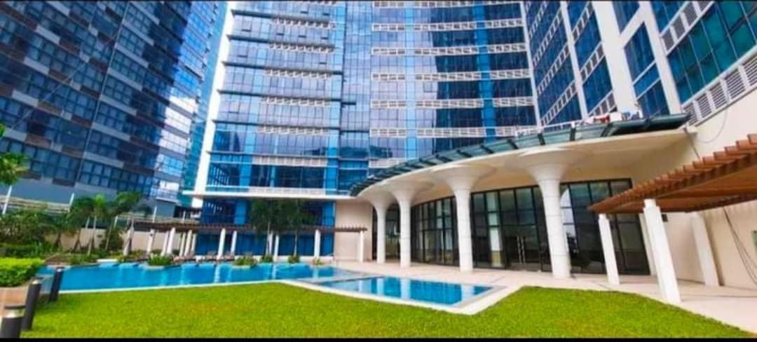 1 Bedroom Uptown Bgc Across Uptown Mall 马尼拉 外观 照片