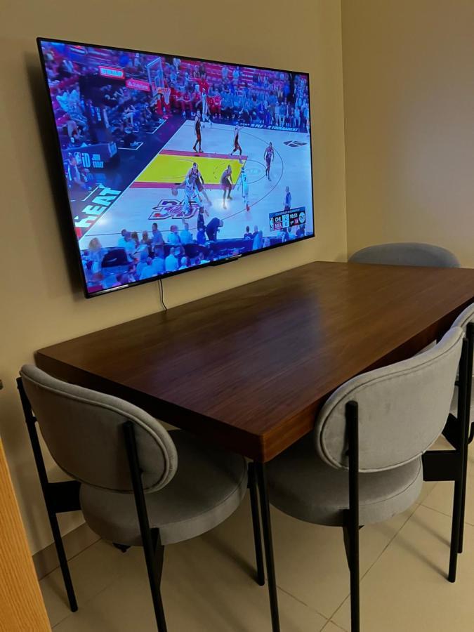 1 Bedroom Uptown Bgc Across Uptown Mall 马尼拉 外观 照片