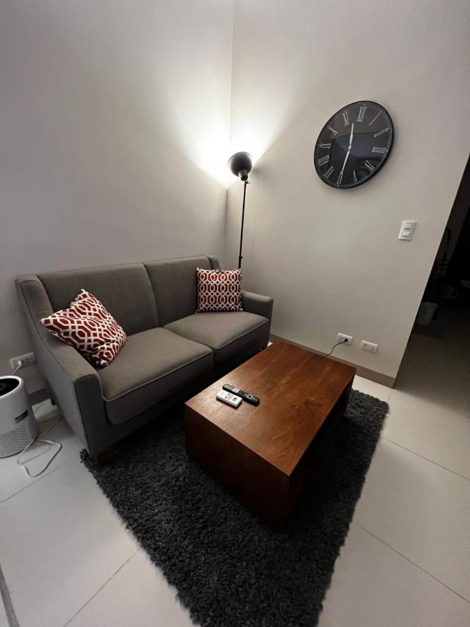 1 Bedroom Uptown Bgc Across Uptown Mall 马尼拉 外观 照片
