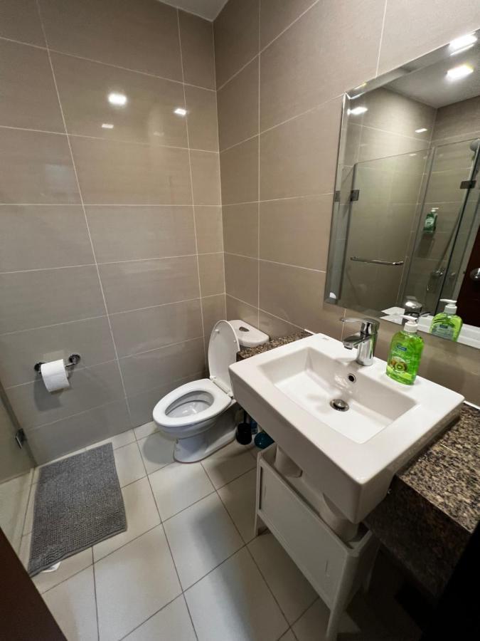 1 Bedroom Uptown Bgc Across Uptown Mall 马尼拉 外观 照片