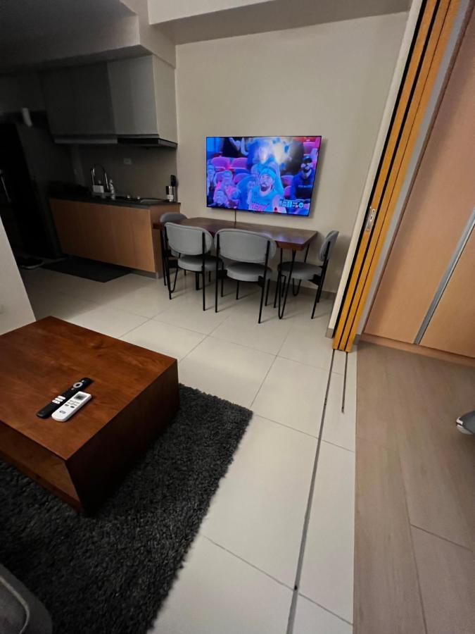 1 Bedroom Uptown Bgc Across Uptown Mall 马尼拉 外观 照片