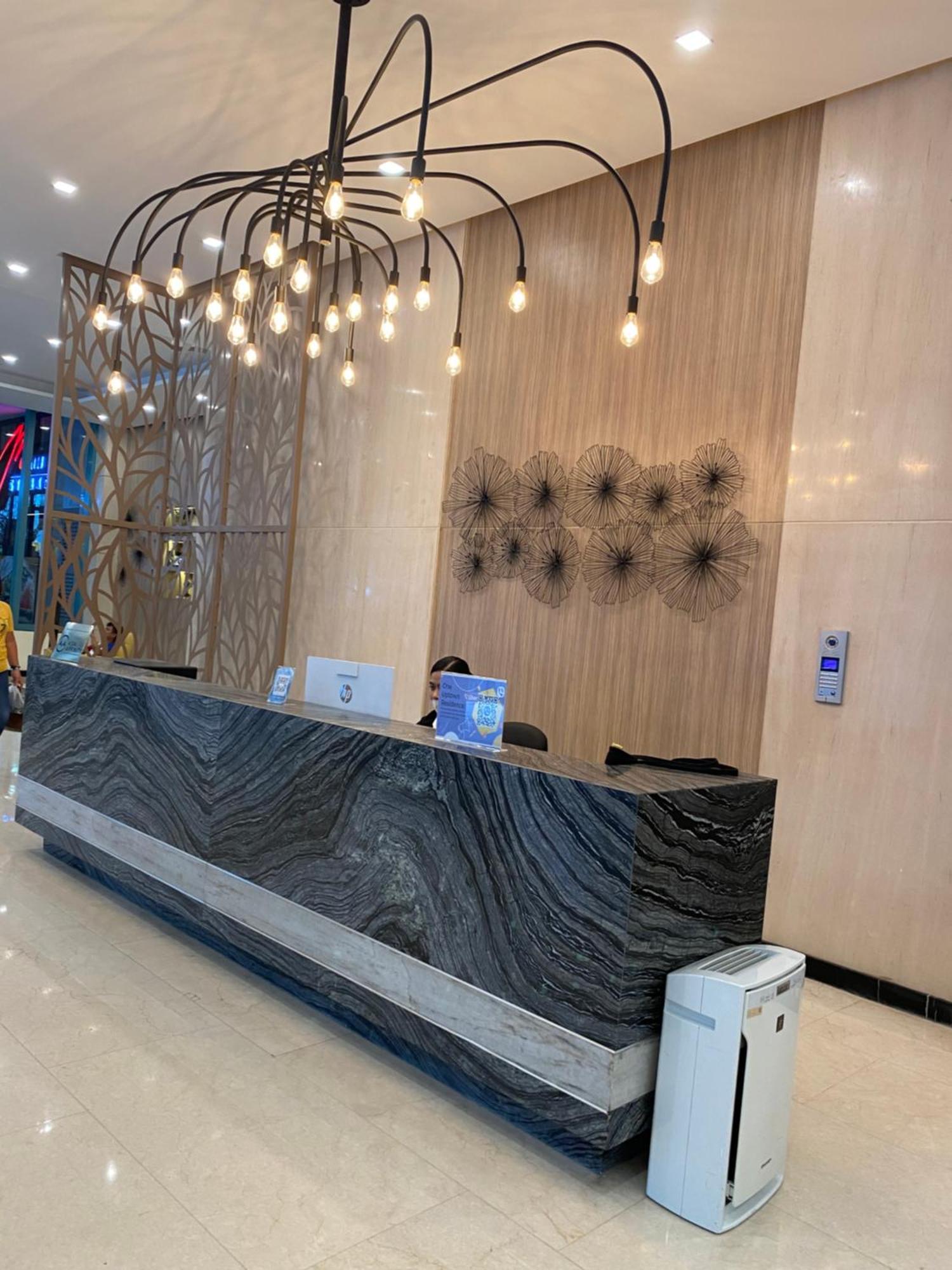 1 Bedroom Uptown Bgc Across Uptown Mall 马尼拉 外观 照片